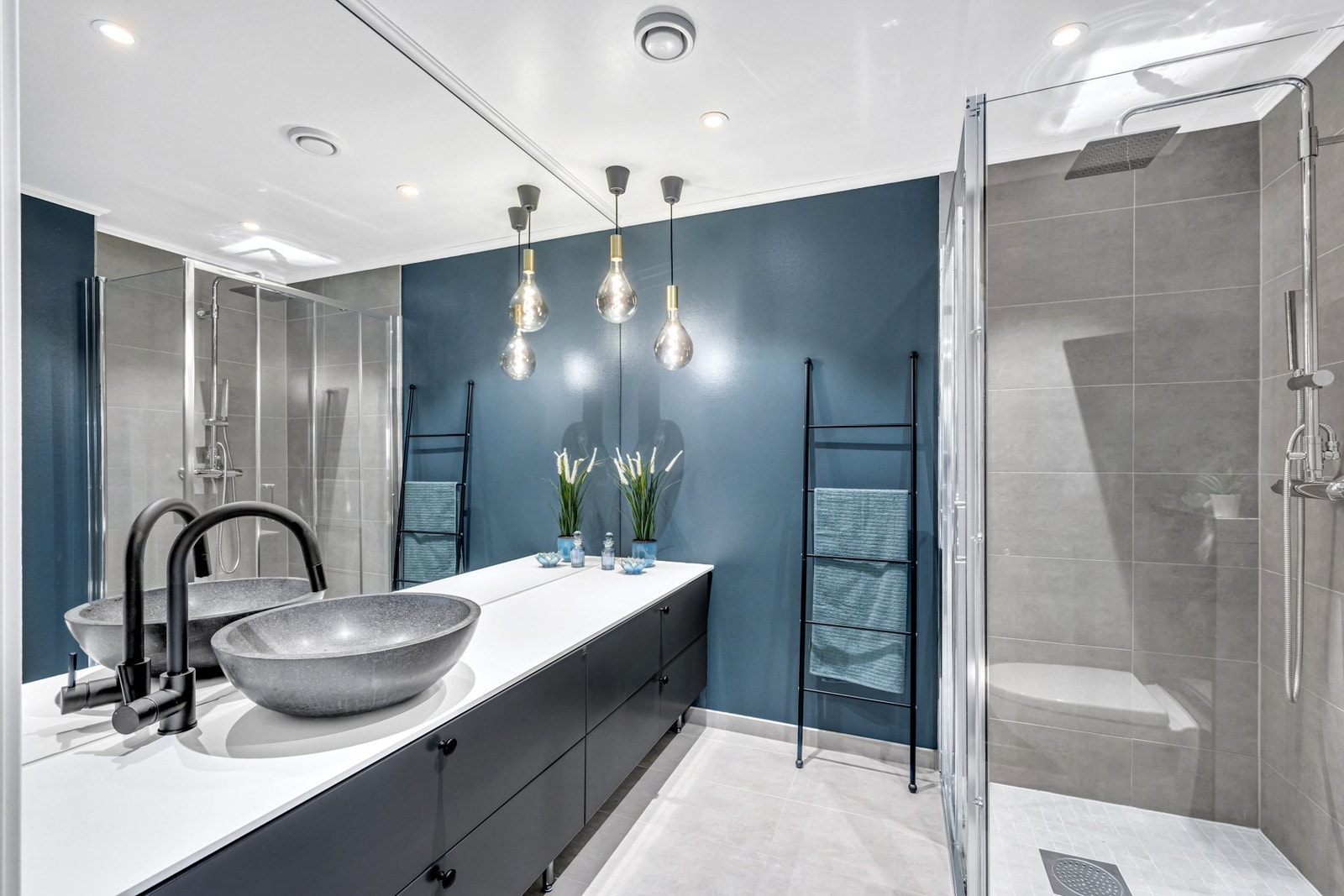 Lekkert og oppgradert bad med bl.a påkostet innredning, nye fliser og nye dusjdører i glass. TG0 av takstmannen. Galleribilde