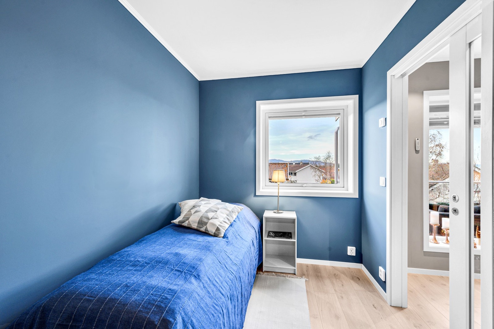 Soverom 3 er på ca. 10 kvm. Skyvedør i glass ut til spisestue. Galleribilde