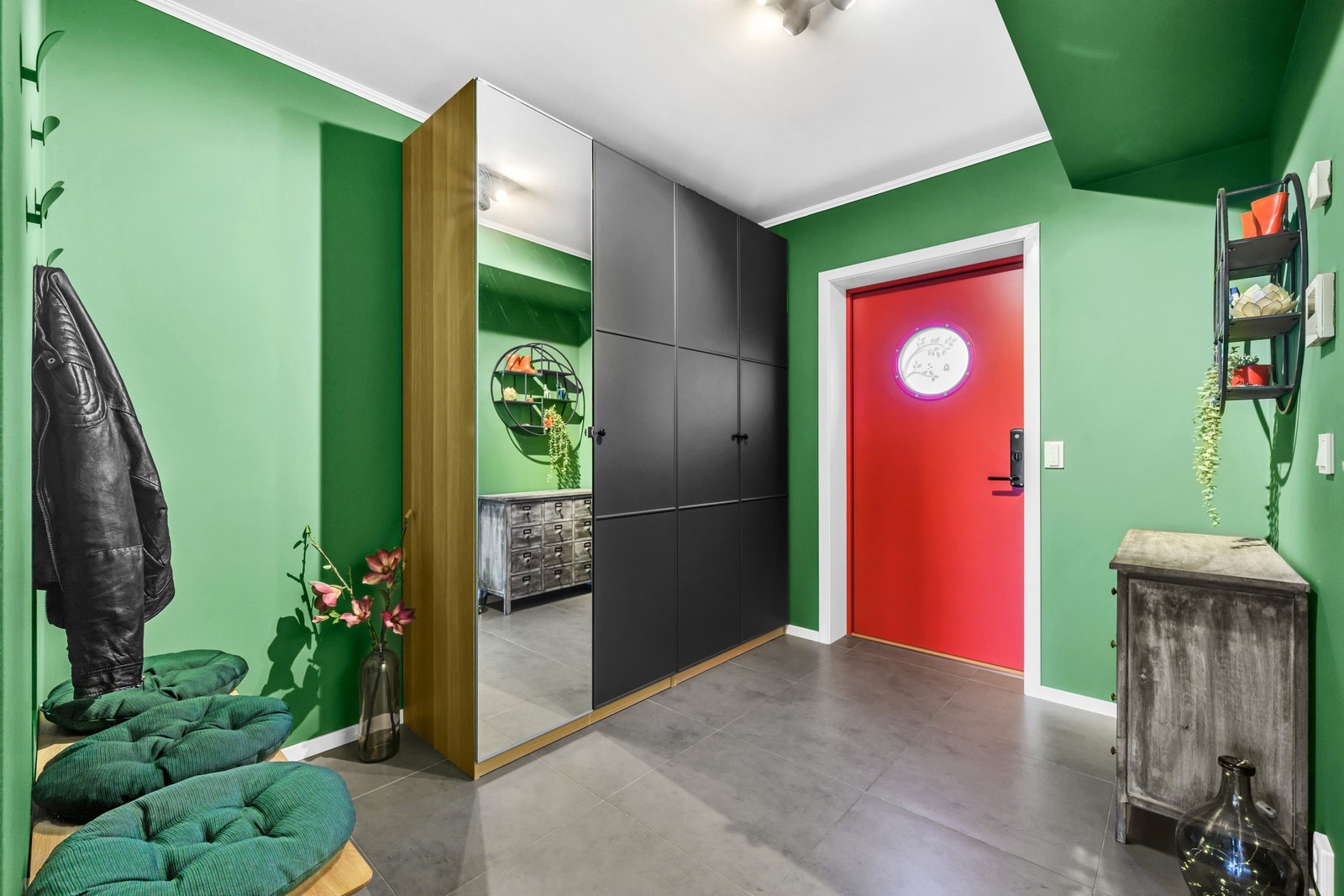 Steinbelagt (60x60) entré med garderobeskap og god plass. Galleribilde