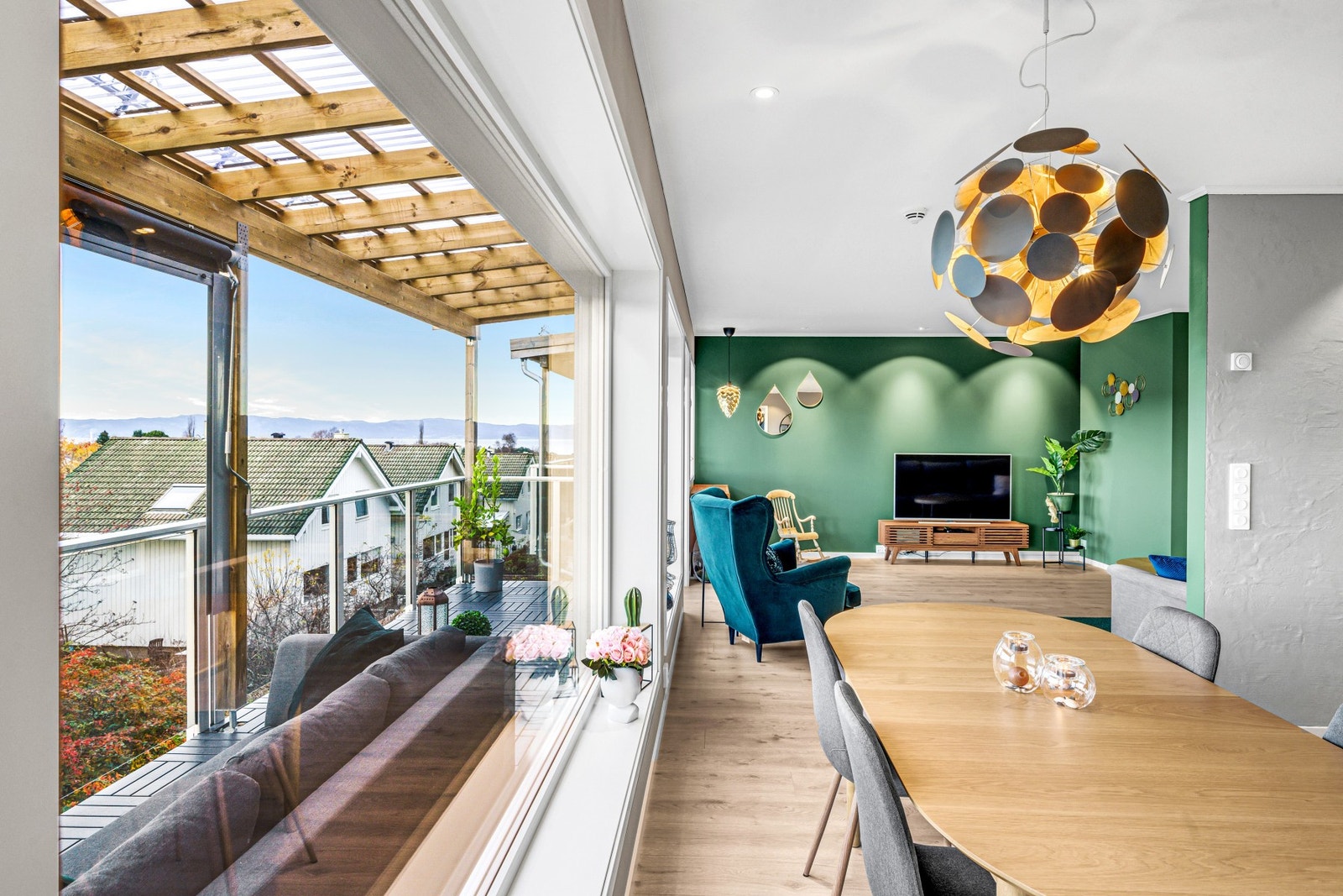 Leiligheten har store vindusflater, som sammen med beliggenheten i byggets toppetasje bidrar til en lett og luftig atmosfære. Galleribilde