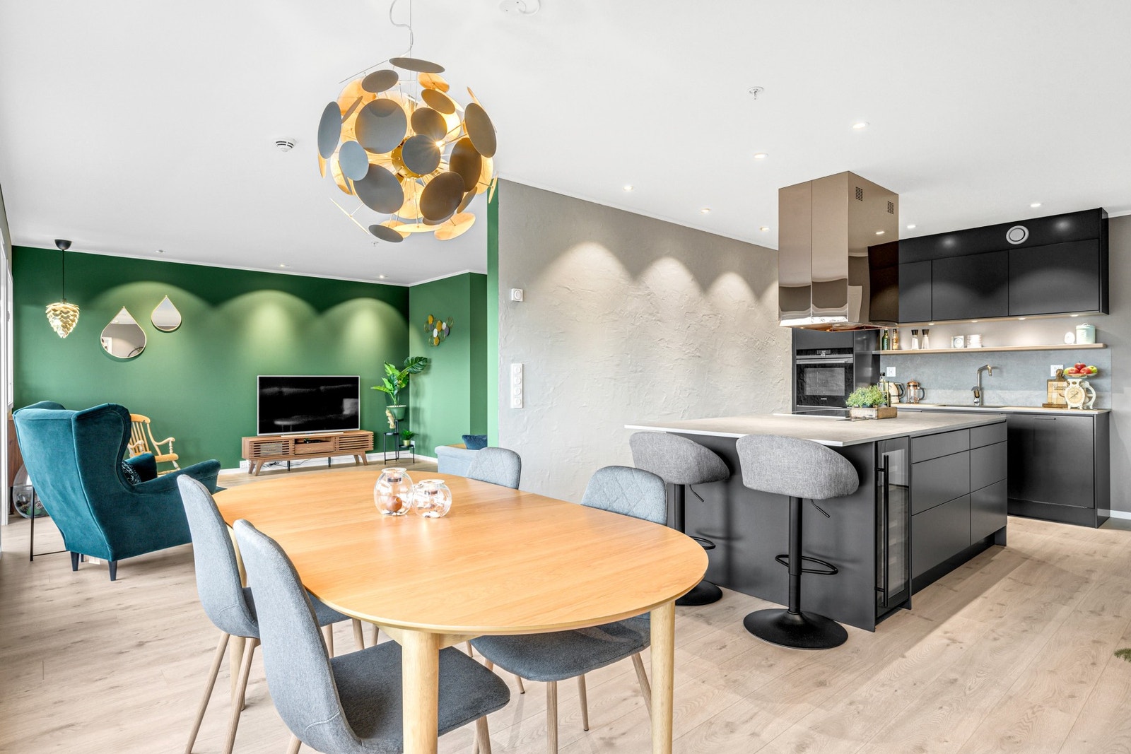 Det er vannbåren gulvvarme og gjennomgående 1-stav gulv i alle rom (unntatt flislagt flater). Downlights i himling. Galleribilde