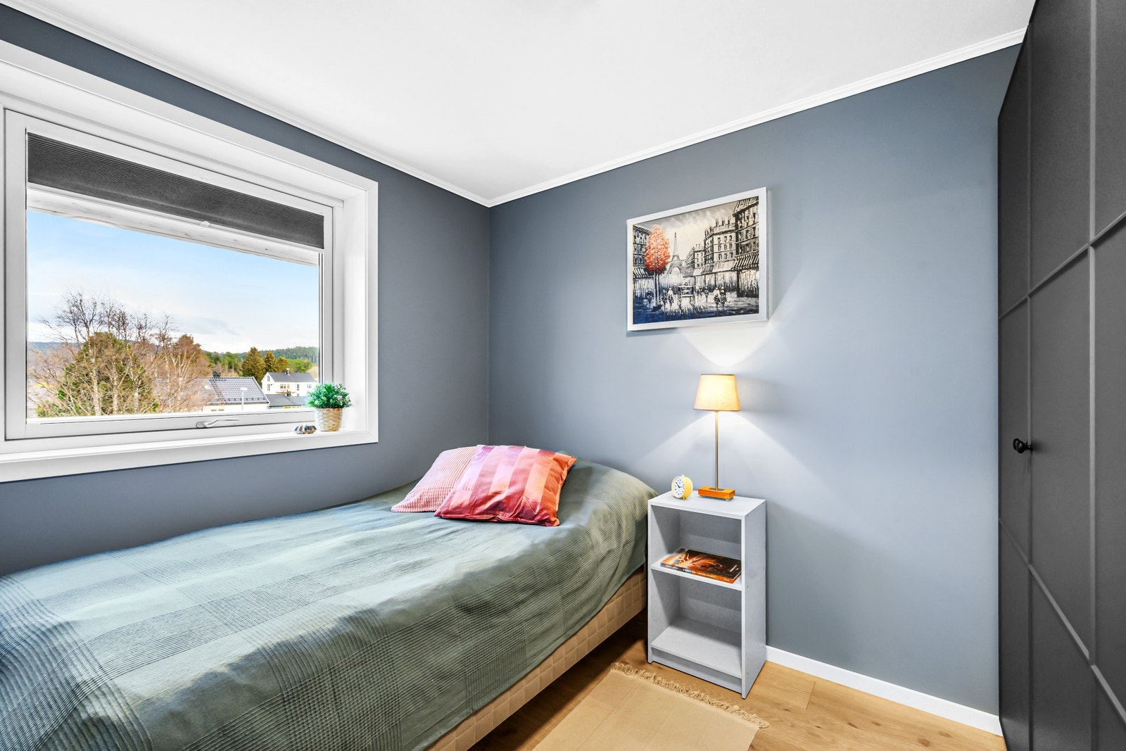 Soverom 1 er på ca. 6 kvm. Oppgradert garderobeløsning. Galleribilde