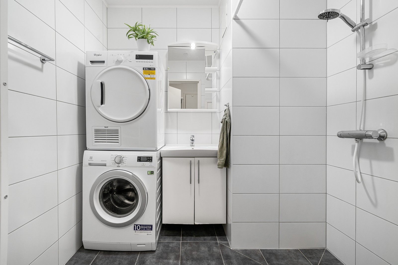 Komplett flislagt bad med plass til vask/tørk.