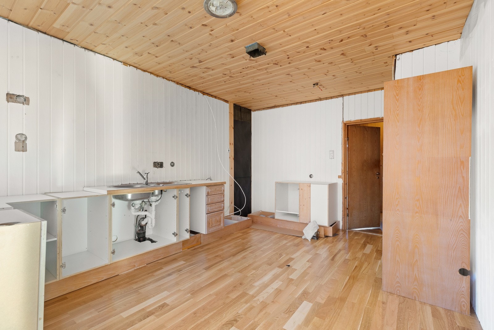 Kjøkkeninnredningen er delvis demontert. Galleribilde