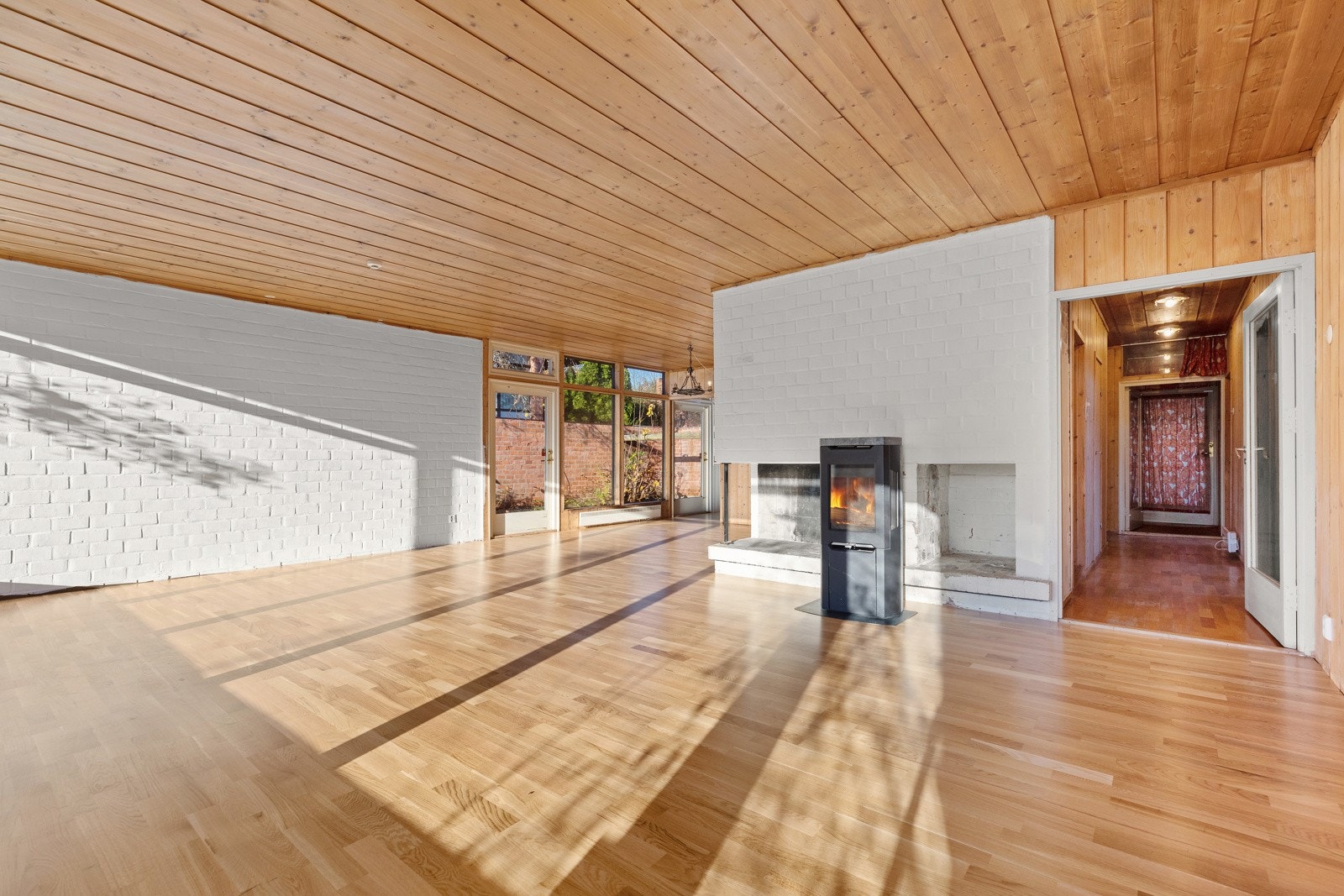 Stuen er delt inn i flere soner og avdelinger, hvilket gir fleksibilitet med tanke på møblering. Galleribilde