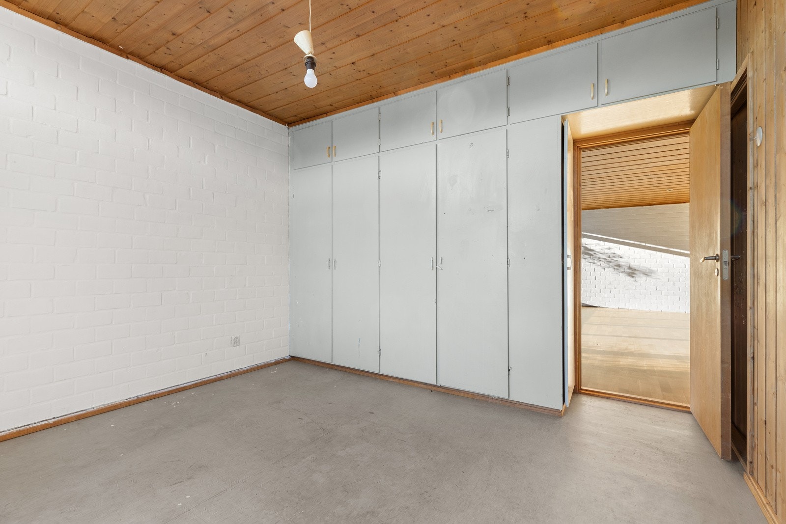 Alle soverommene har gulvbelegg, samt veggoverflater av panel og malt mur. Galleribilde