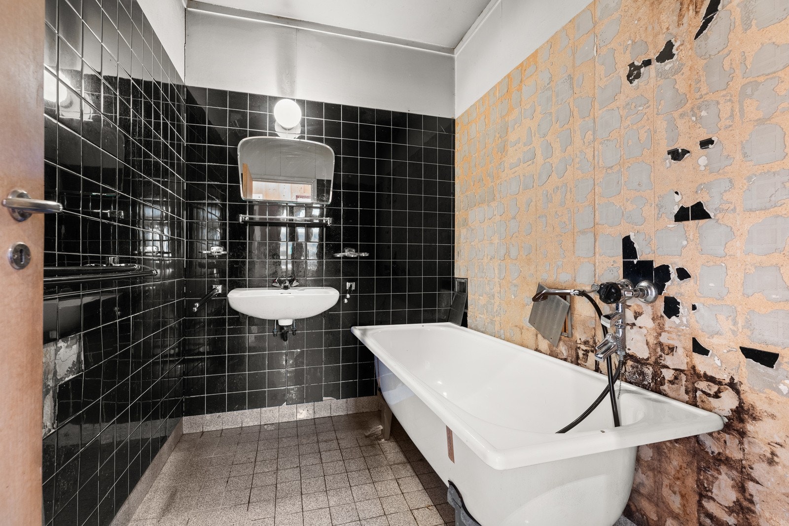 Delvis revet bad. Galleribilde