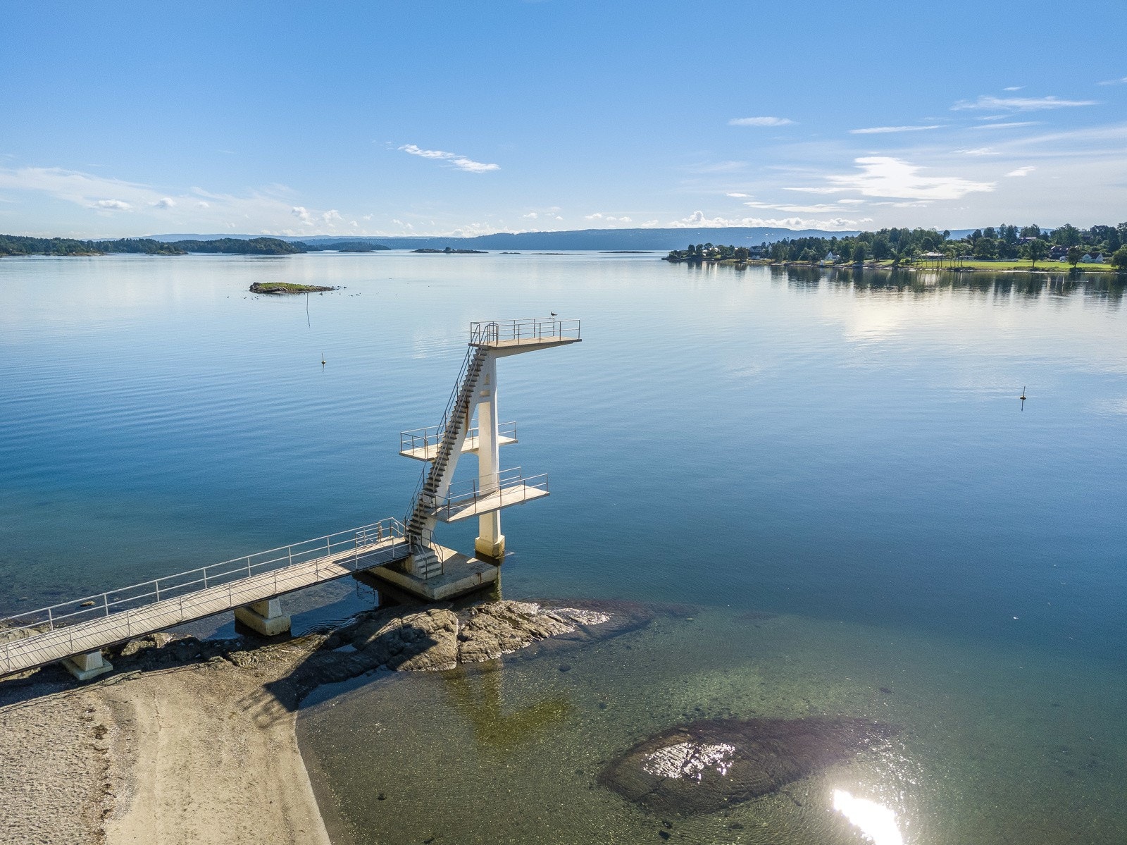 Fra eiendommen er det gangavstand til populære Hvalstrand bad med langgrunn sandstrand, stupetårn og restaurant. Galleribilde