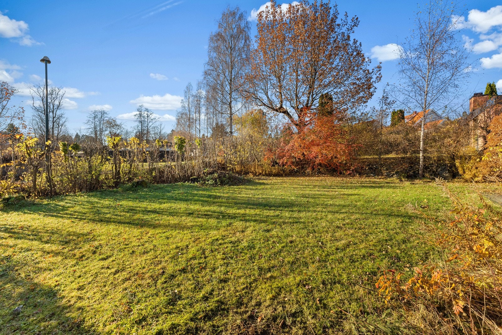 Stor, flat og barnevennlig hage med gode solforhold og fin boltreplass. Galleribilde