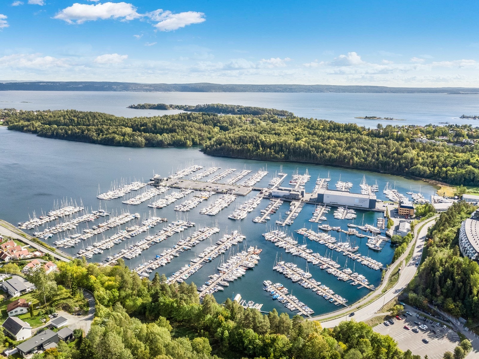 Leangbukta med båthavn og marina. Galleribilde