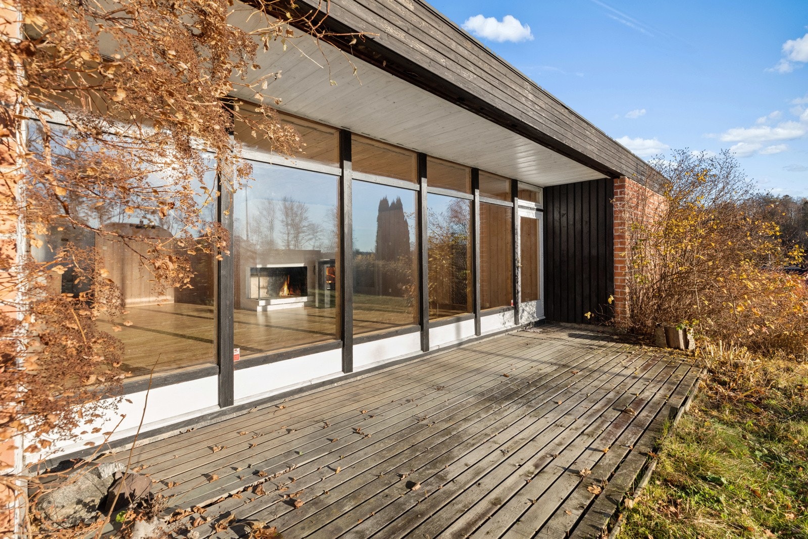 Kjennetegnet for boligene på Jørnstadfeltet er store vindusflater med mye dagslys, glidende overganger mellom ute- og innerom, samt et romslig hageareal. Galleribilde