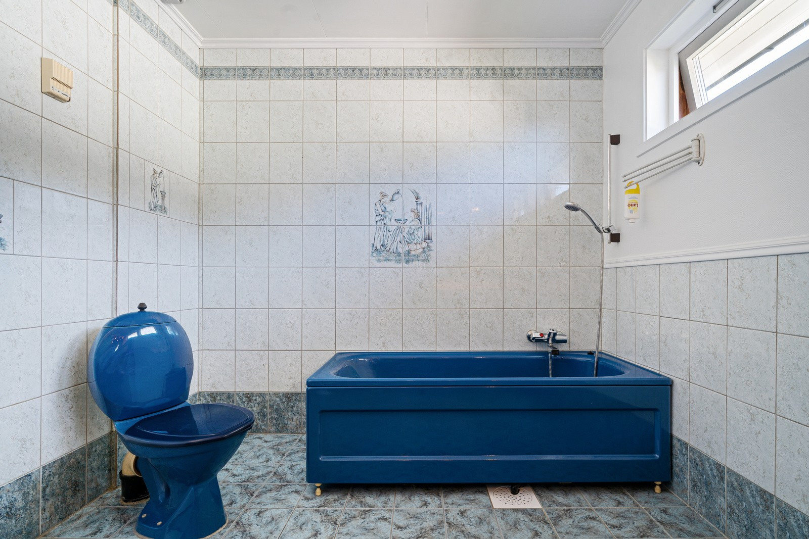 Badet er utstyrt med gulvmontert wc og badekar.