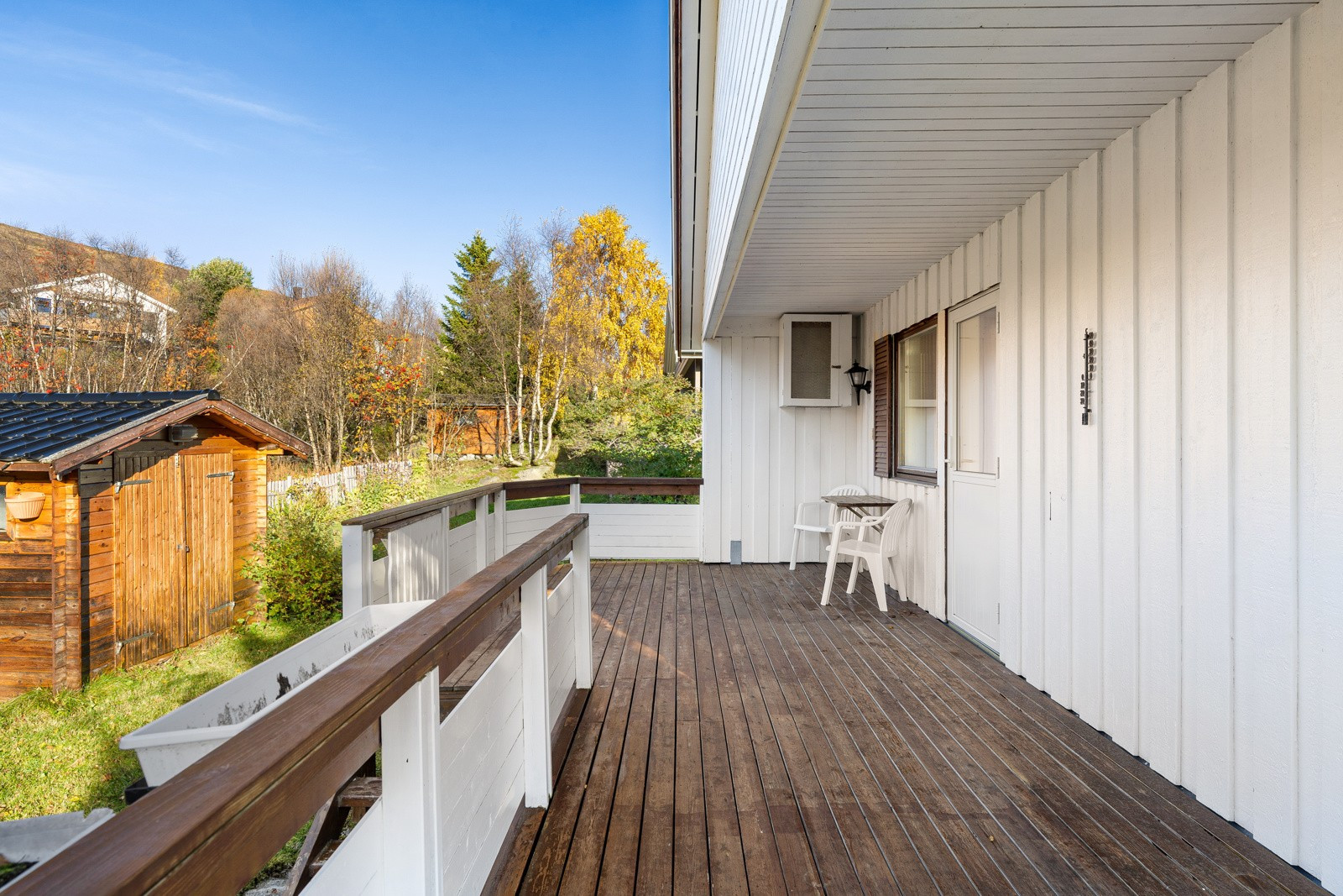 På baksiden av boligen har du kveldssola og kan fint plassere hagemøbler i det lune og fine hjørnet.