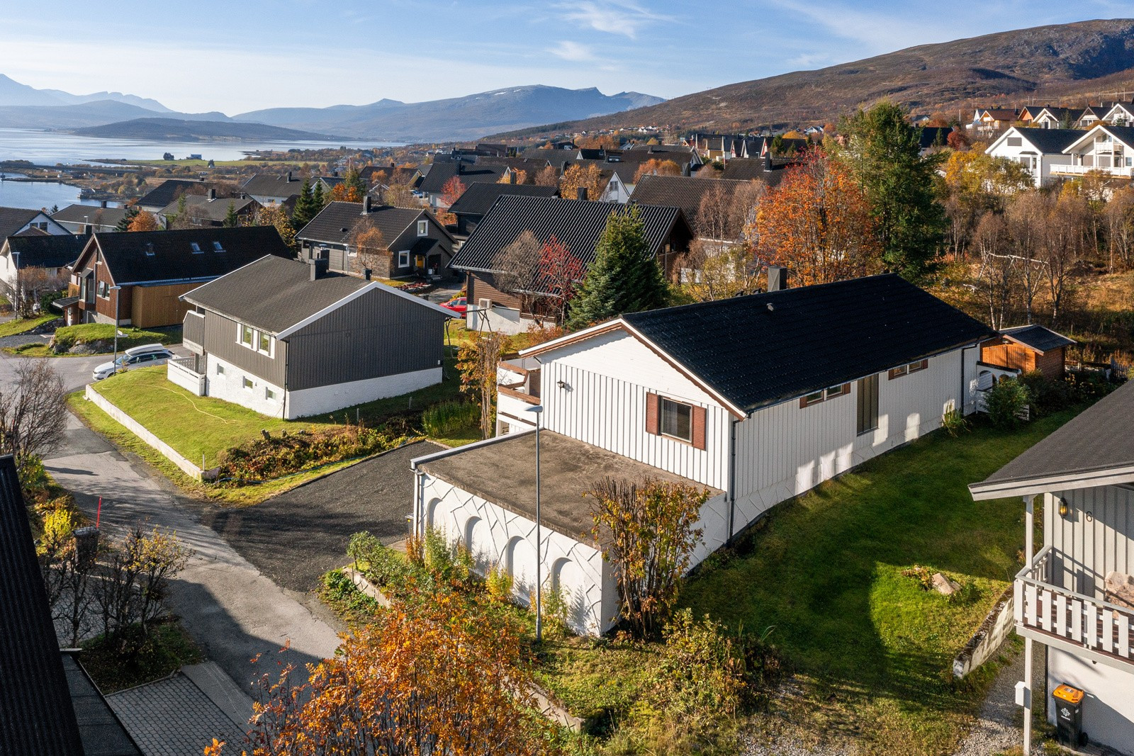 Huset ligger meget fint til i et etterspurt boligområde på Slettelva.