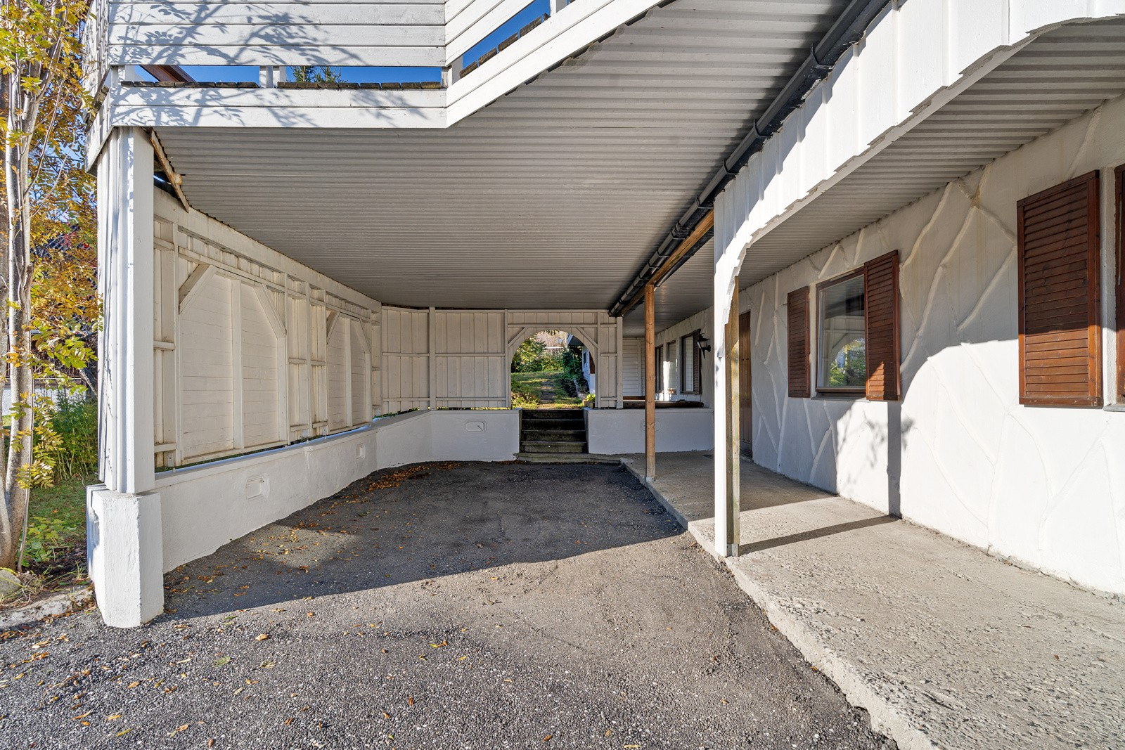 Pent opparbeidet inngangsparti med carport og overbygg.