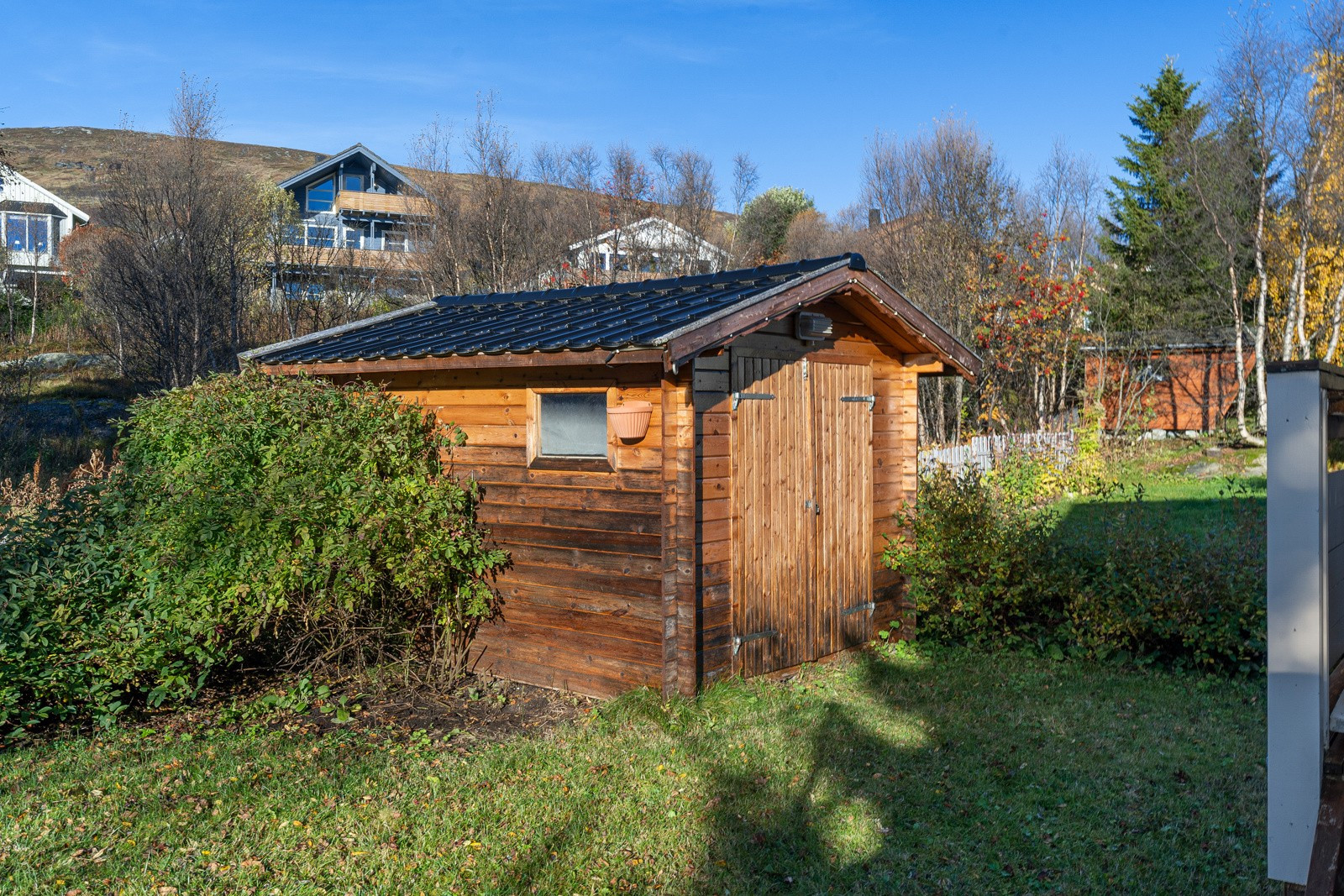 Utebod/dukkehus i hagen. Perfekt for oppbevaring eller lek og moro.