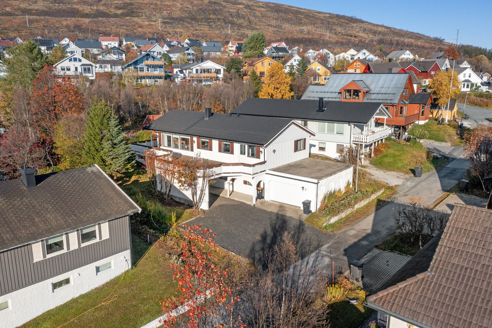 Utmerket beliggenhet i et familievennlig område med skole, barnehage og trygge oppvekstsvilkår.