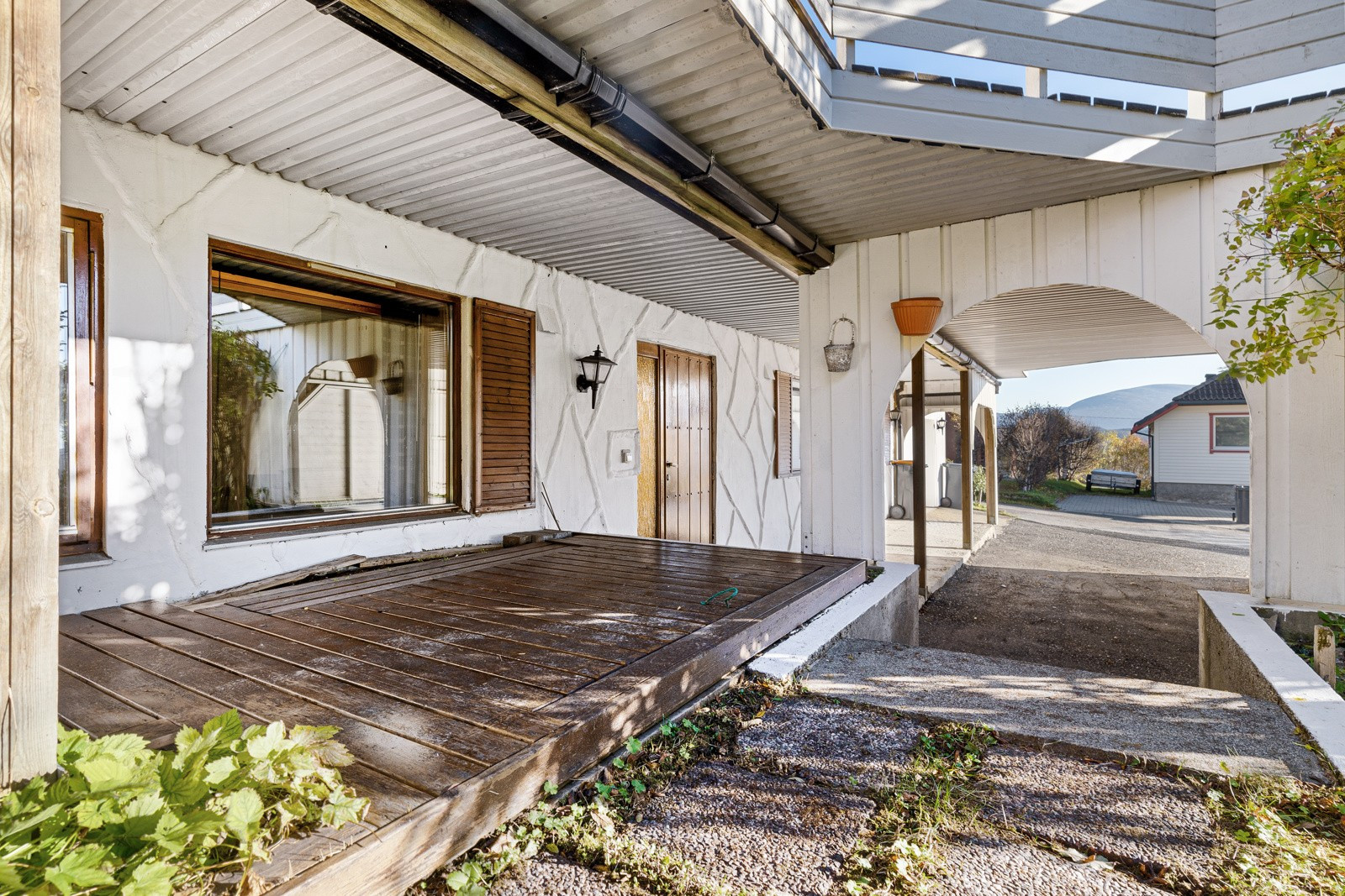 I tillegg til overbygg har du en herlig markterrasse.