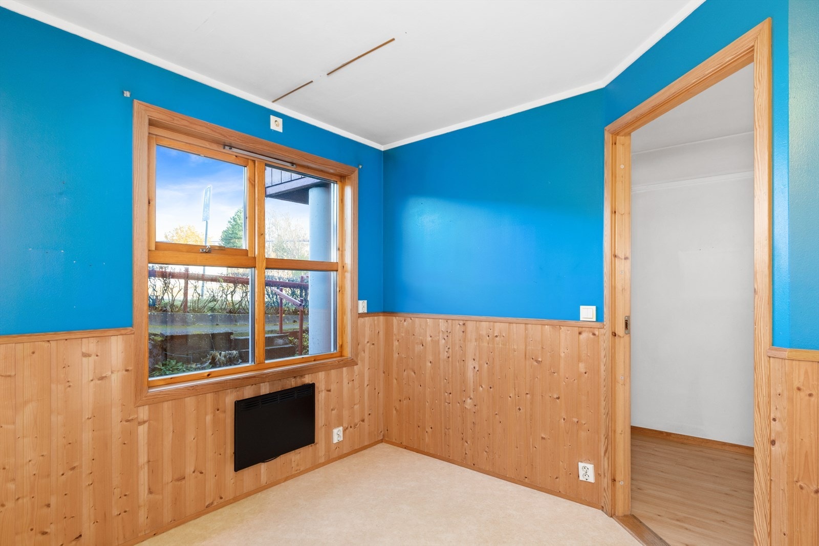 Det er plass til hyggelig spisebord på kjøkkenet. Galleribilde