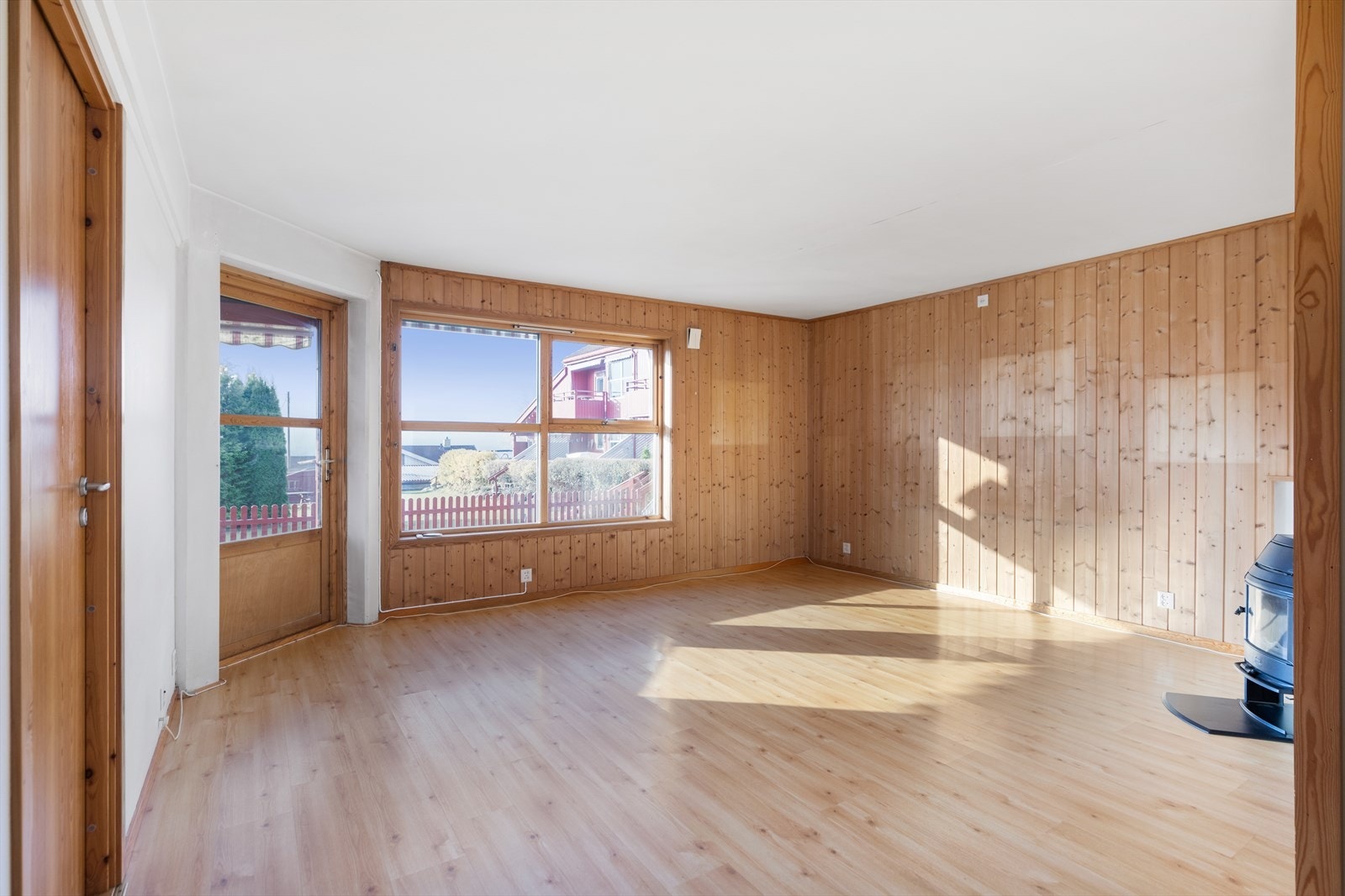 Stuen har dør til terrasse, samt gode vinduer som slipper inn godt med dagslys. Galleribilde