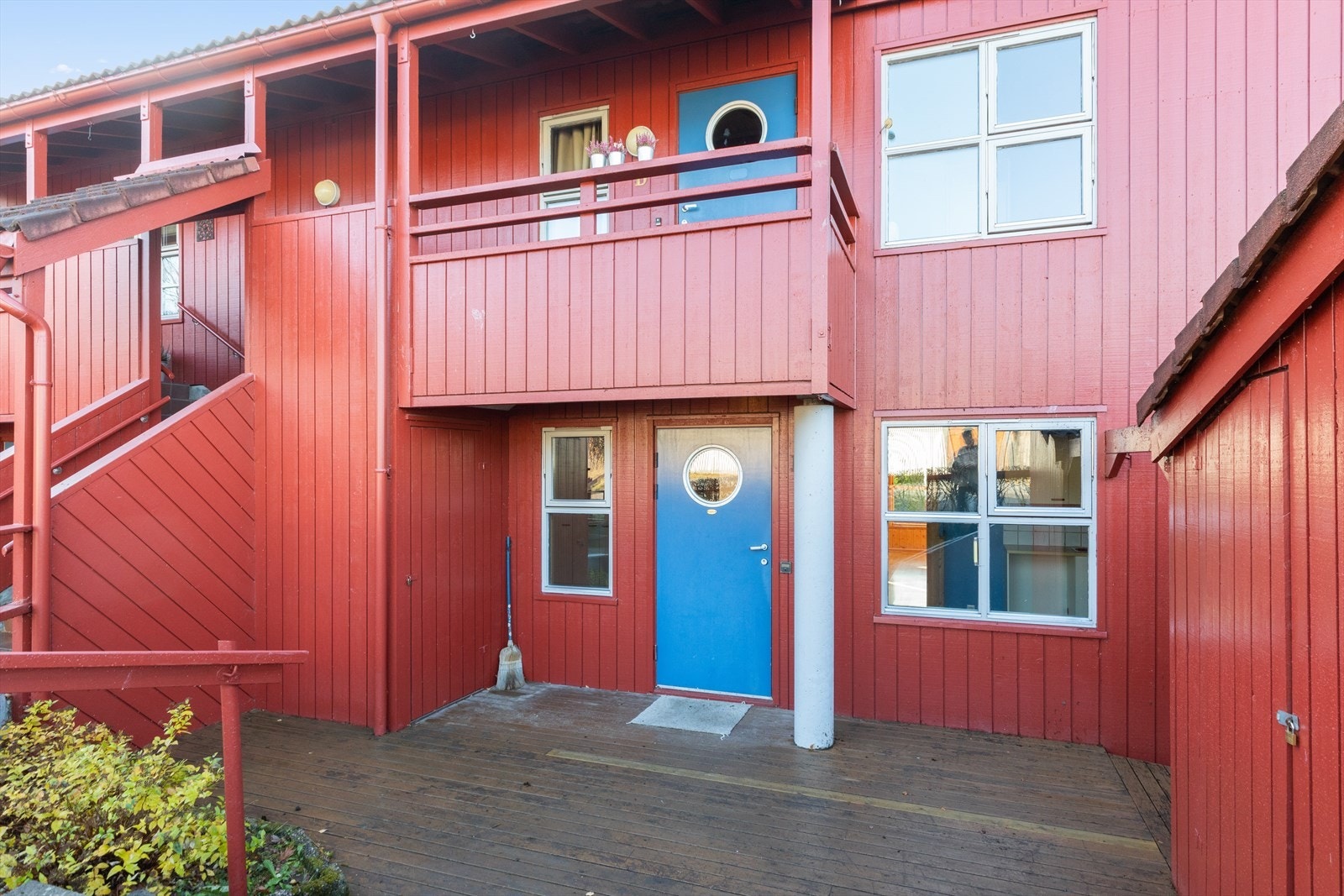 Boligen har et hyggelig inngangsparti med to uteboder. Galleribilde