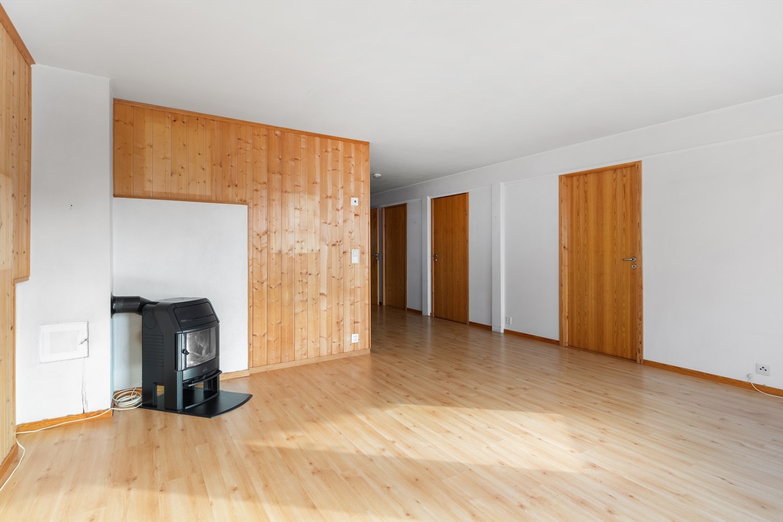 Stuen har vedovn og gulvvarme. Galleribilde