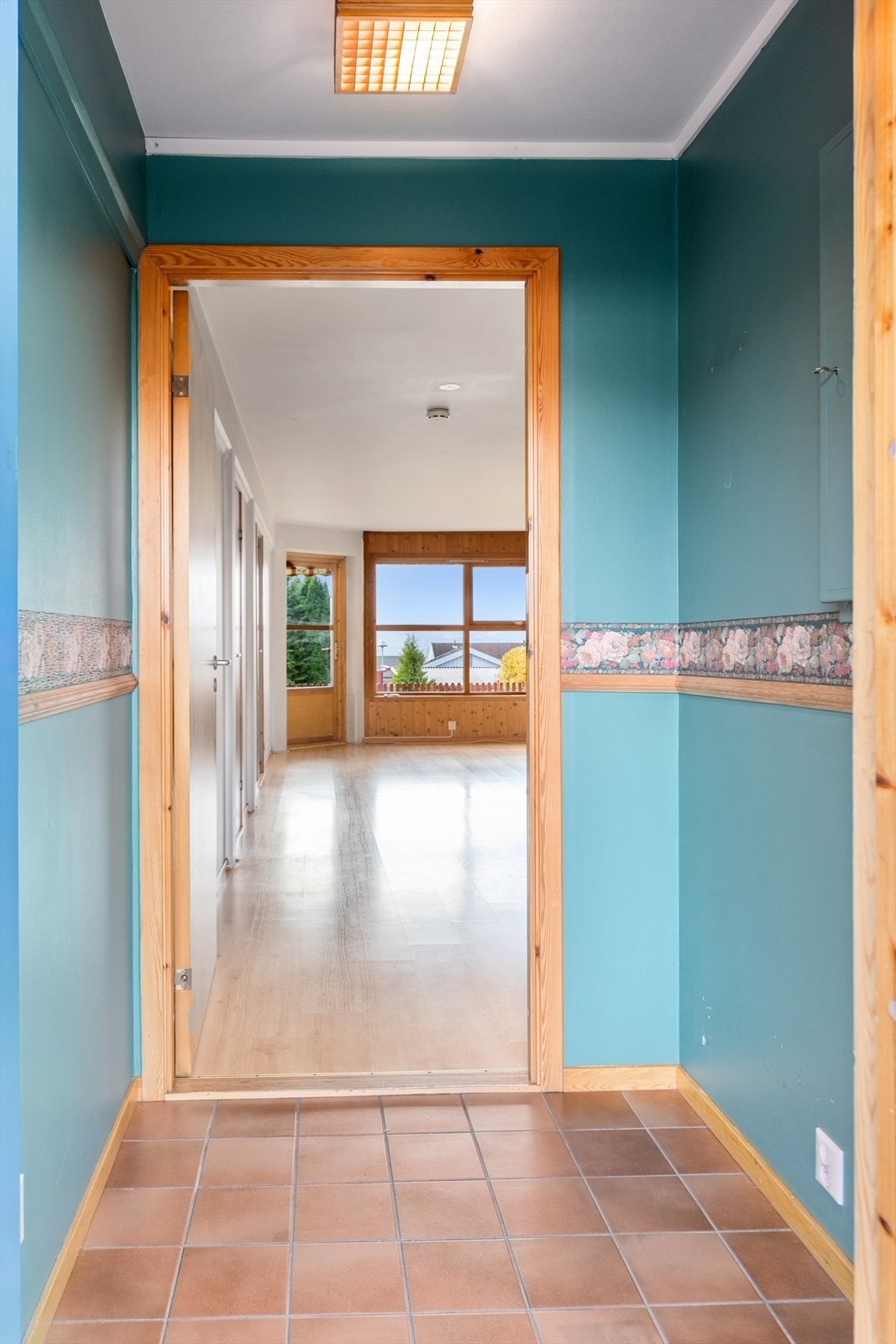 Vel innenfor er det et vindfang med fliser på gulv. Galleribilde