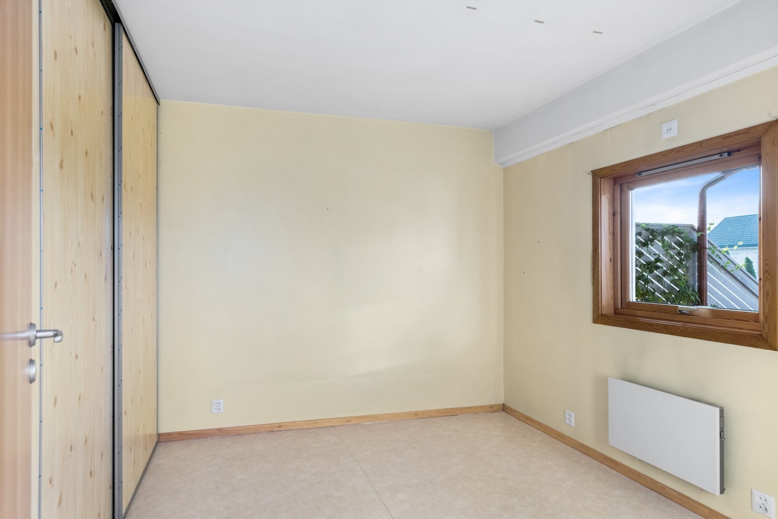 Soverom 2 med skyvedørsgarderobe. Galleribilde