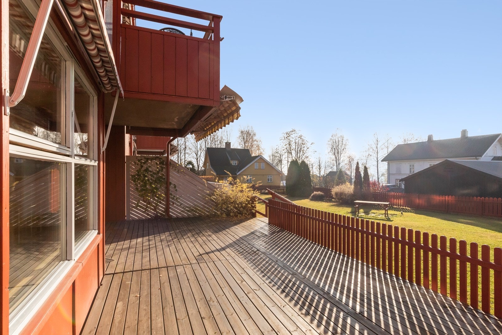 Terrasse med motorstyrt markise og gode solforhold. Galleribilde