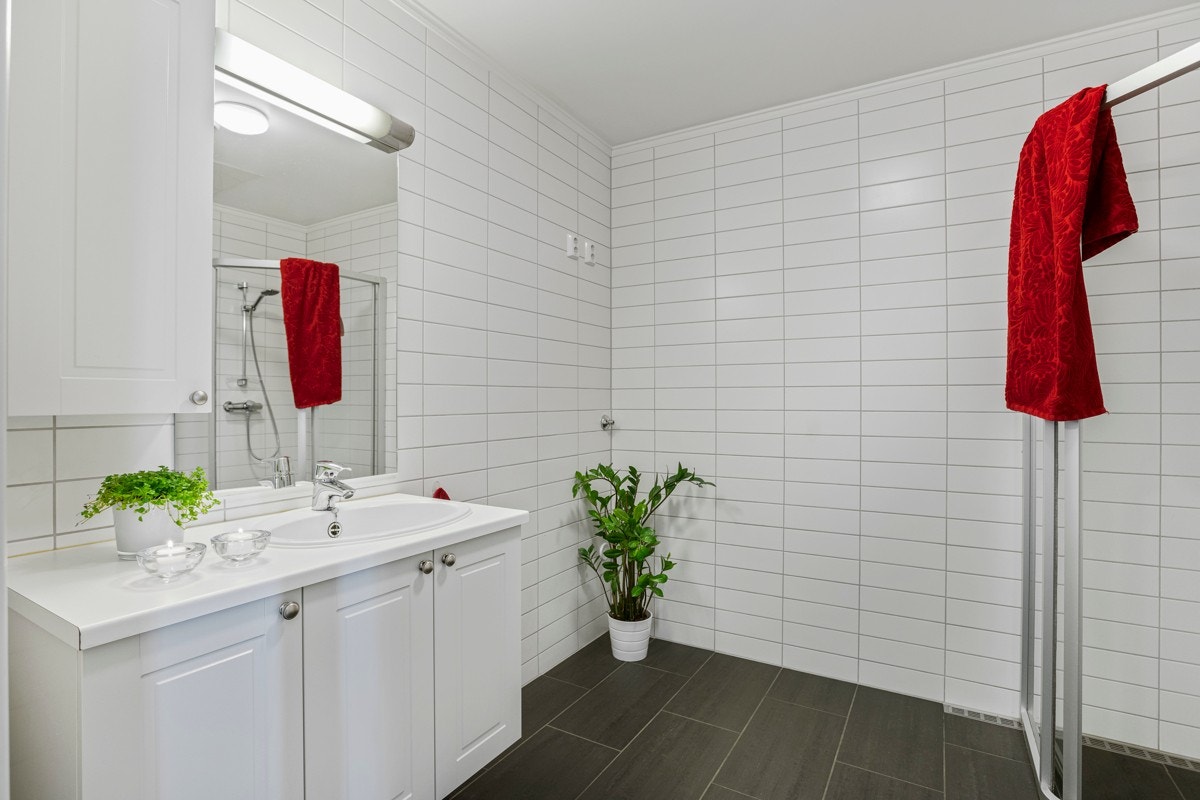 Flott, flislagt bad med gulvvarme Galleribilde