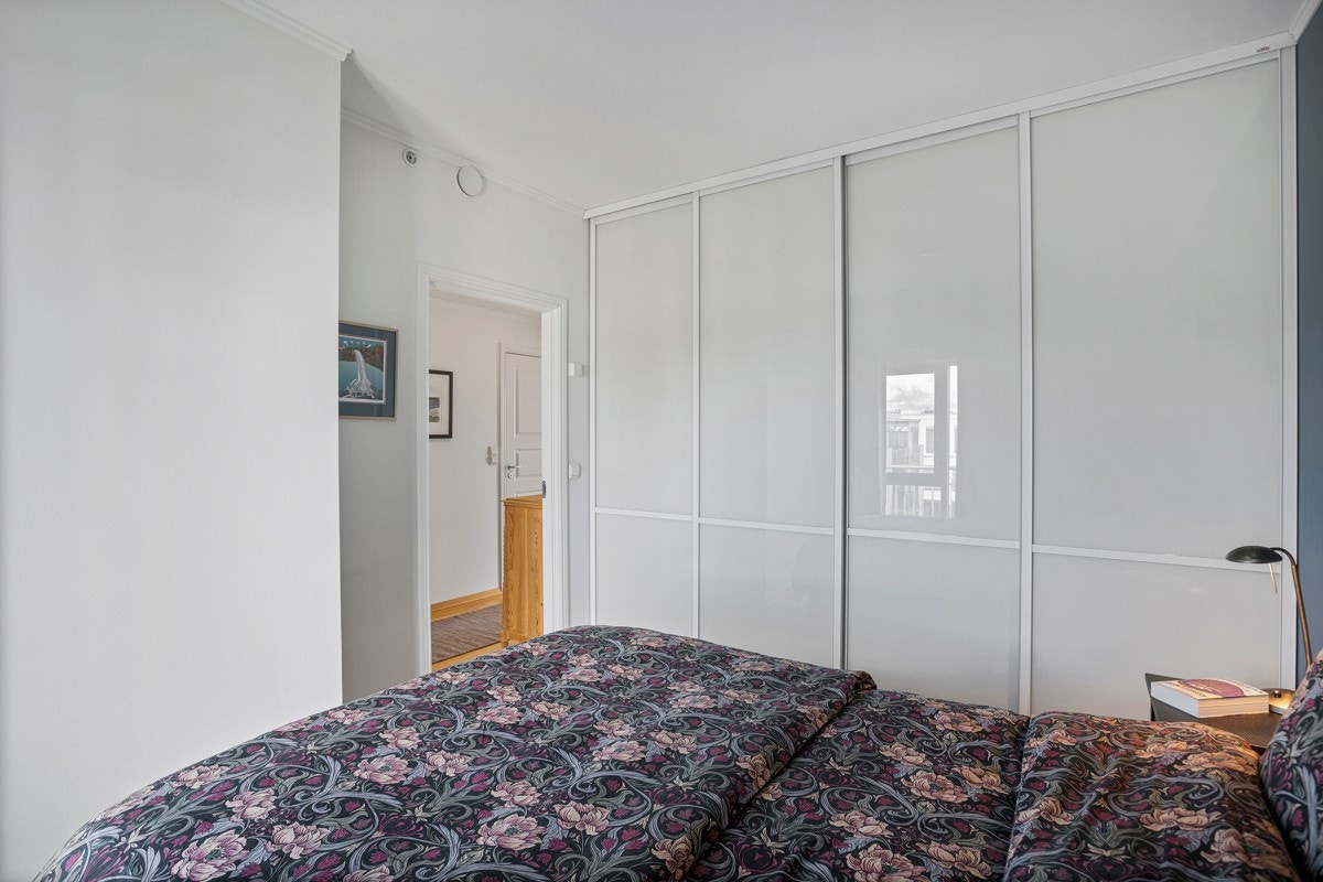 Skyvedørsgarderober på begge soverom Galleribilde