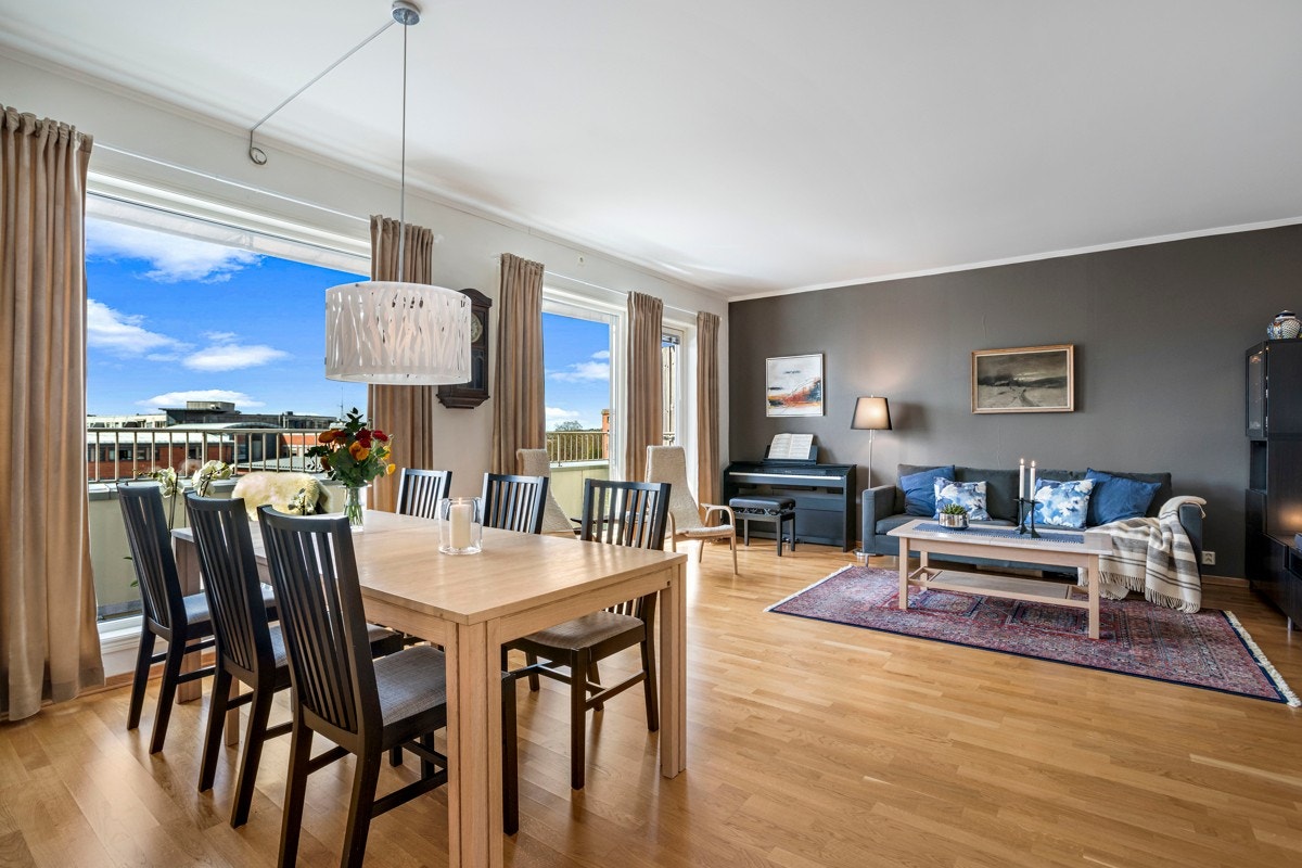 I stuen er det eikeparkett på gulv og en stilig kontrastfarge på den ene veggen Galleribilde