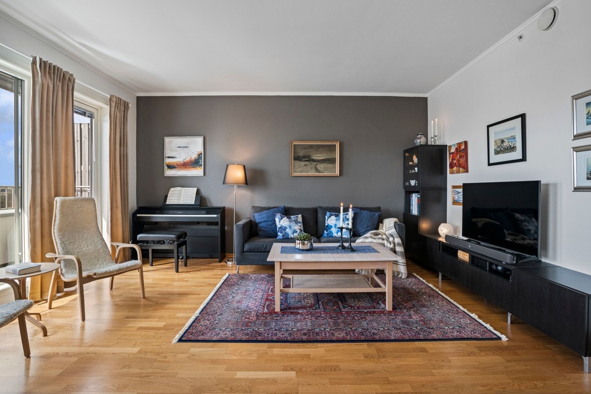 "Alt" er inkludert: Kabel tv, internett, varmtvann, oppvarming, renter og avdrag, kommunale avgifter og eiendomsskatt Galleribilde