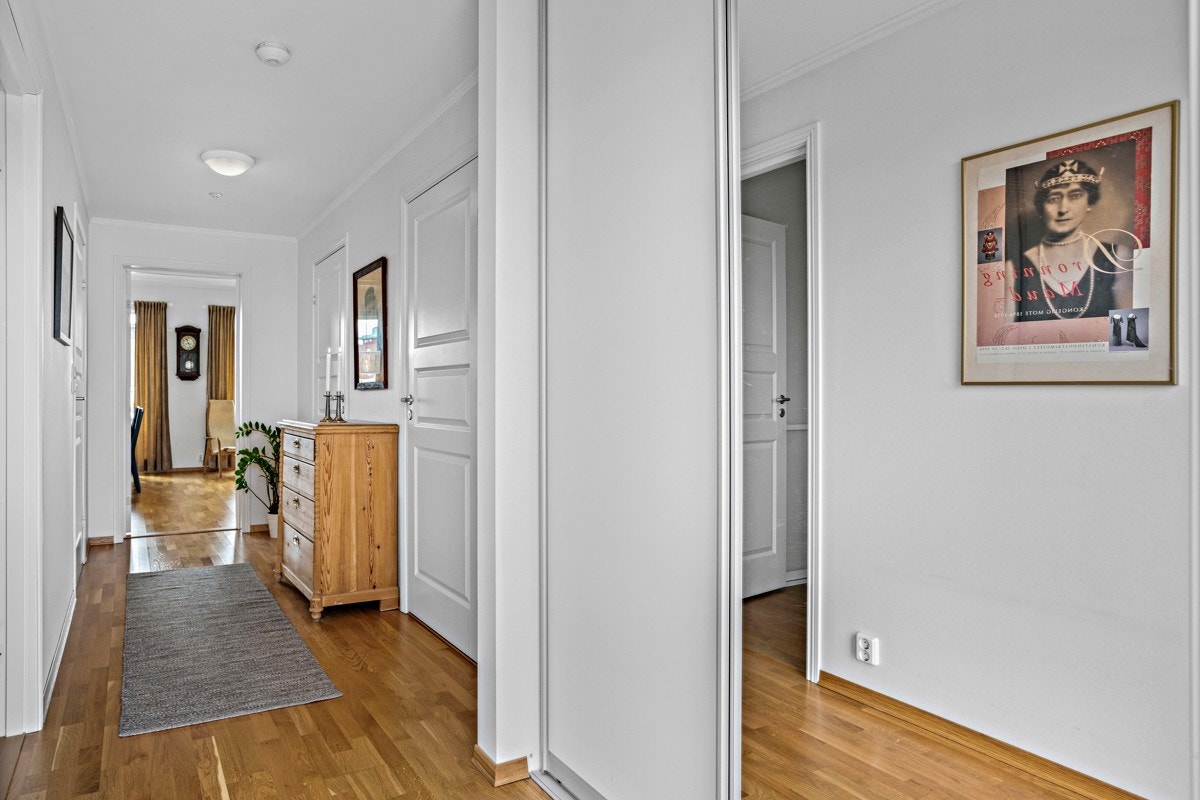 Skyvedørsgarderobe i entré (og på begge soverom) Galleribilde