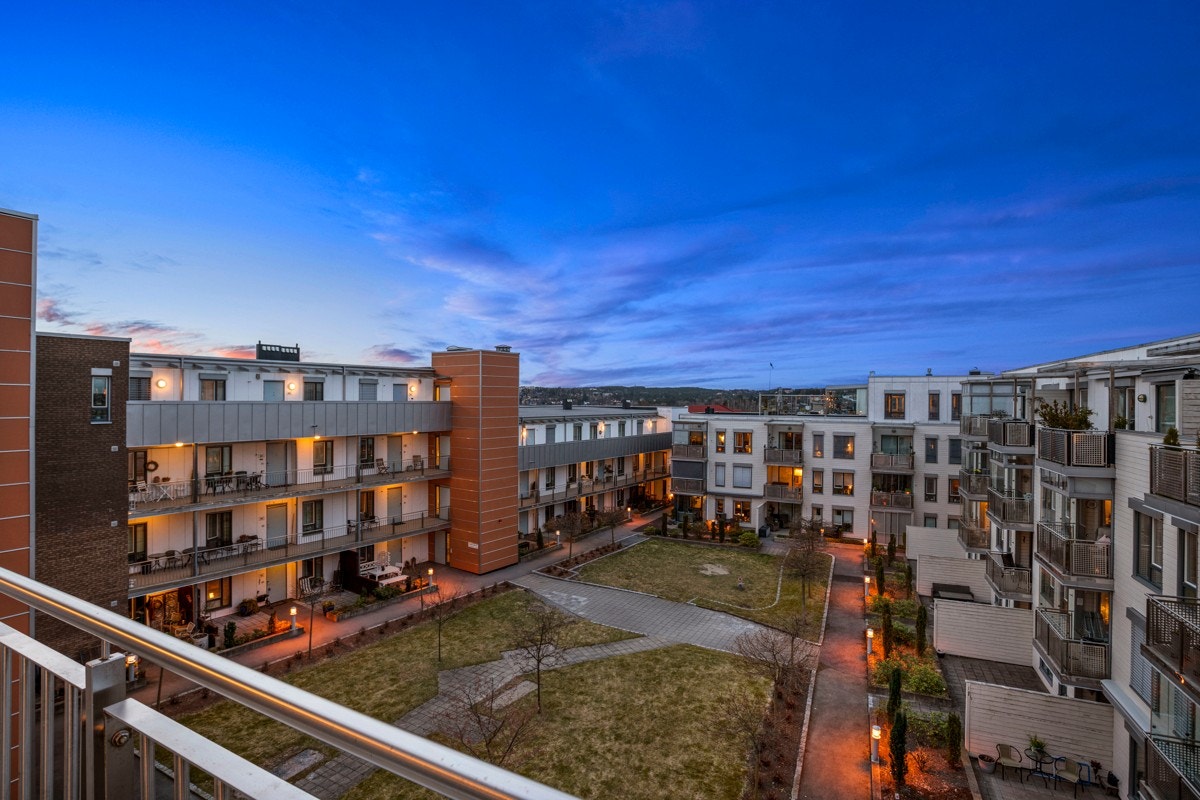 Fra inngangssiden er det utsikt til hagen Galleribilde