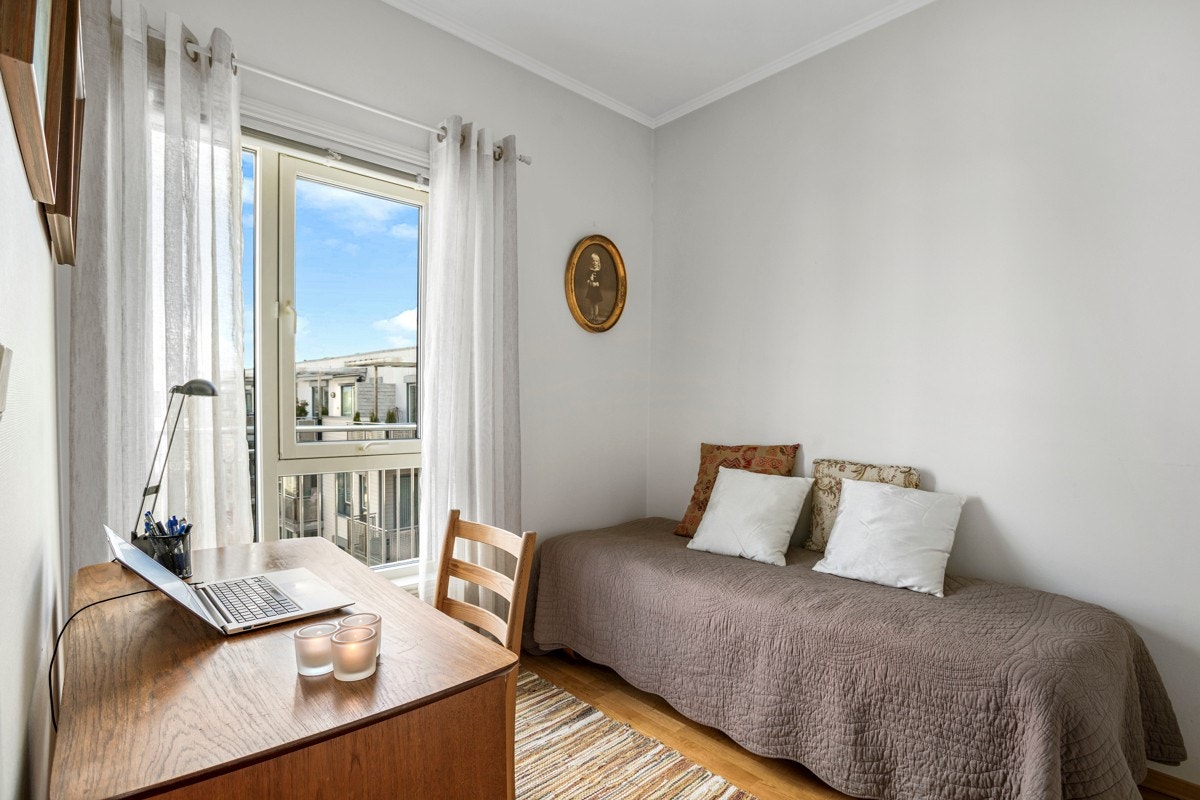 Gjesterom med skyvedørsgarderobe Galleribilde