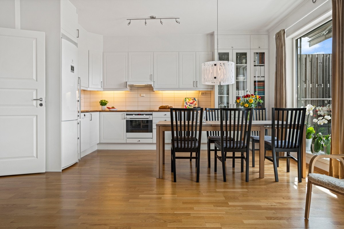 Tidsriktig kjøkken og plass til stort spisebord Galleribilde