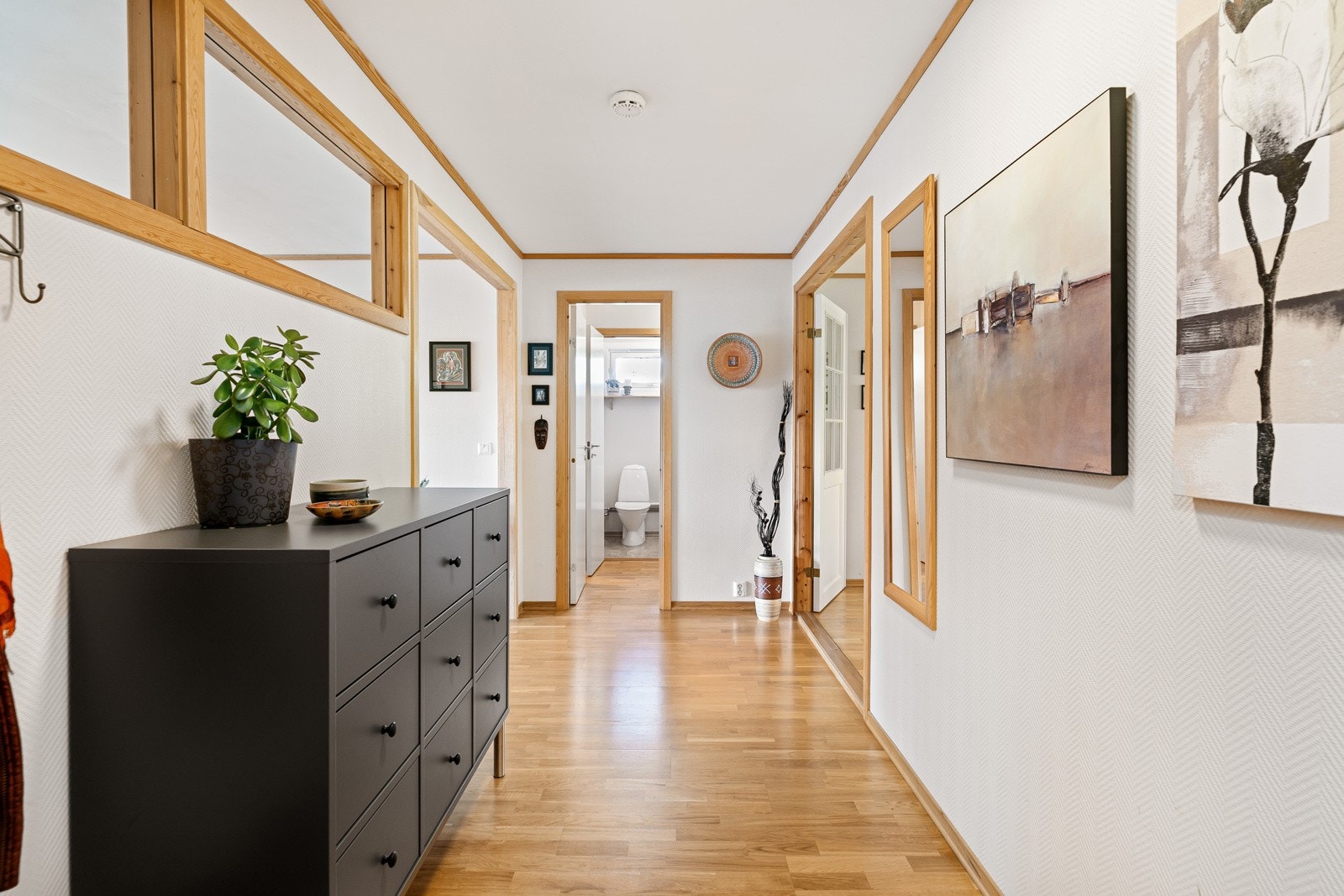 Velkommen inn! I entréen er det god plass til å henge fra seg yttertøy og sette fra seg sko Galleribilde