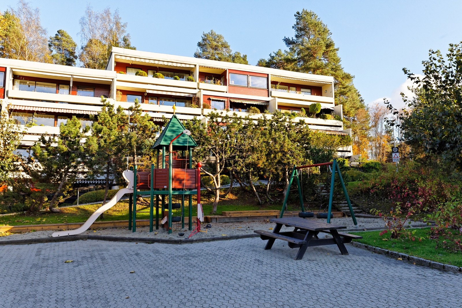 Fellesarealene har lekeaparater og sittegrupper Galleribilde