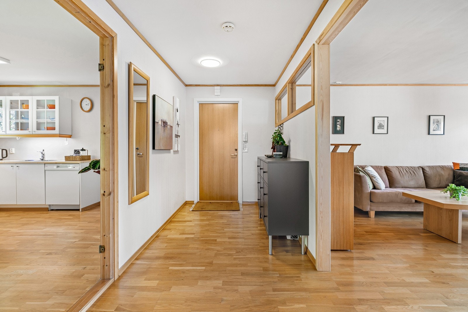 Fra entréen er det tilgang til boligens stue og kjøkken Galleribilde