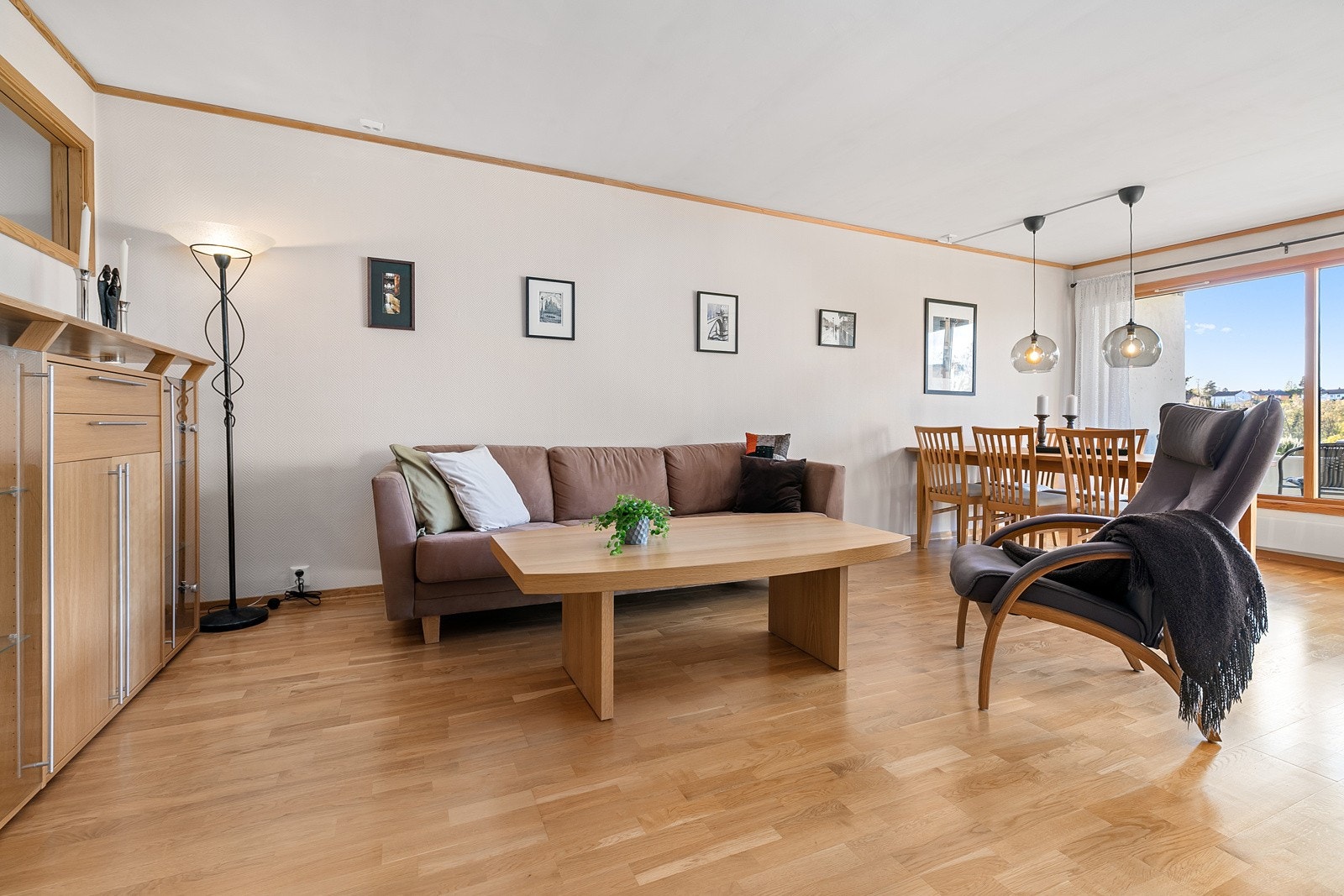 Rommet er enkelt å innrede med plass til sittegruppe og spisebord Galleribilde