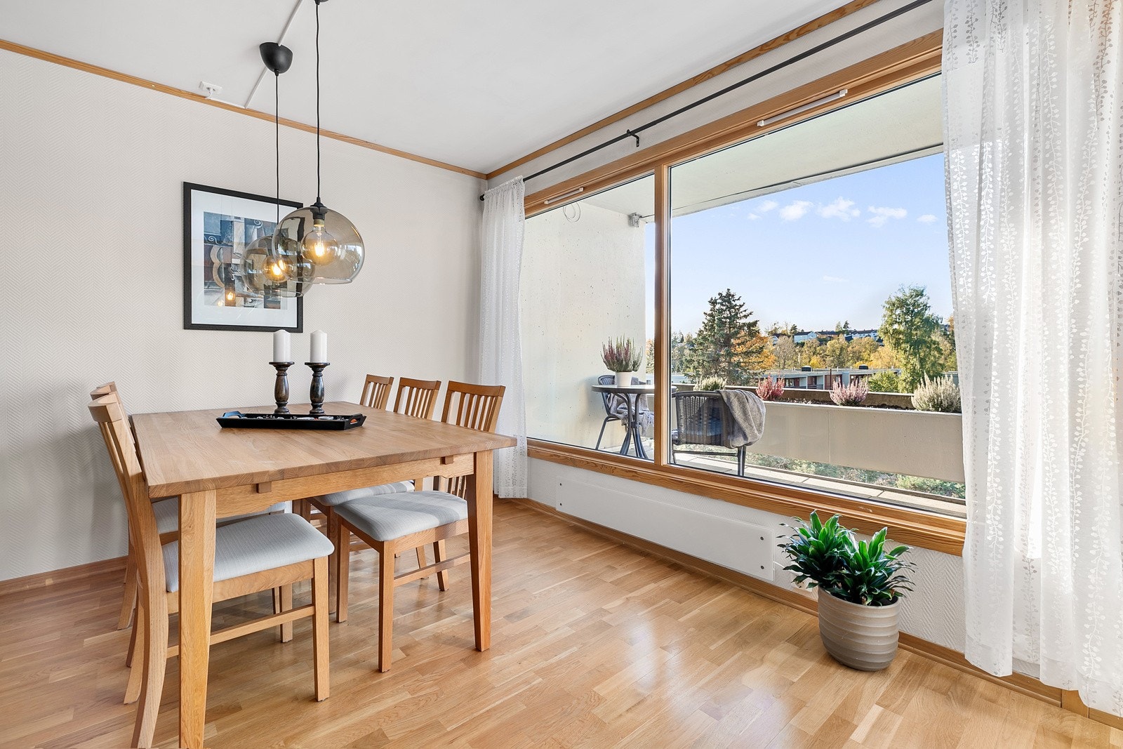 Store vindusflater slipper inn rikelig med lys Galleribilde
