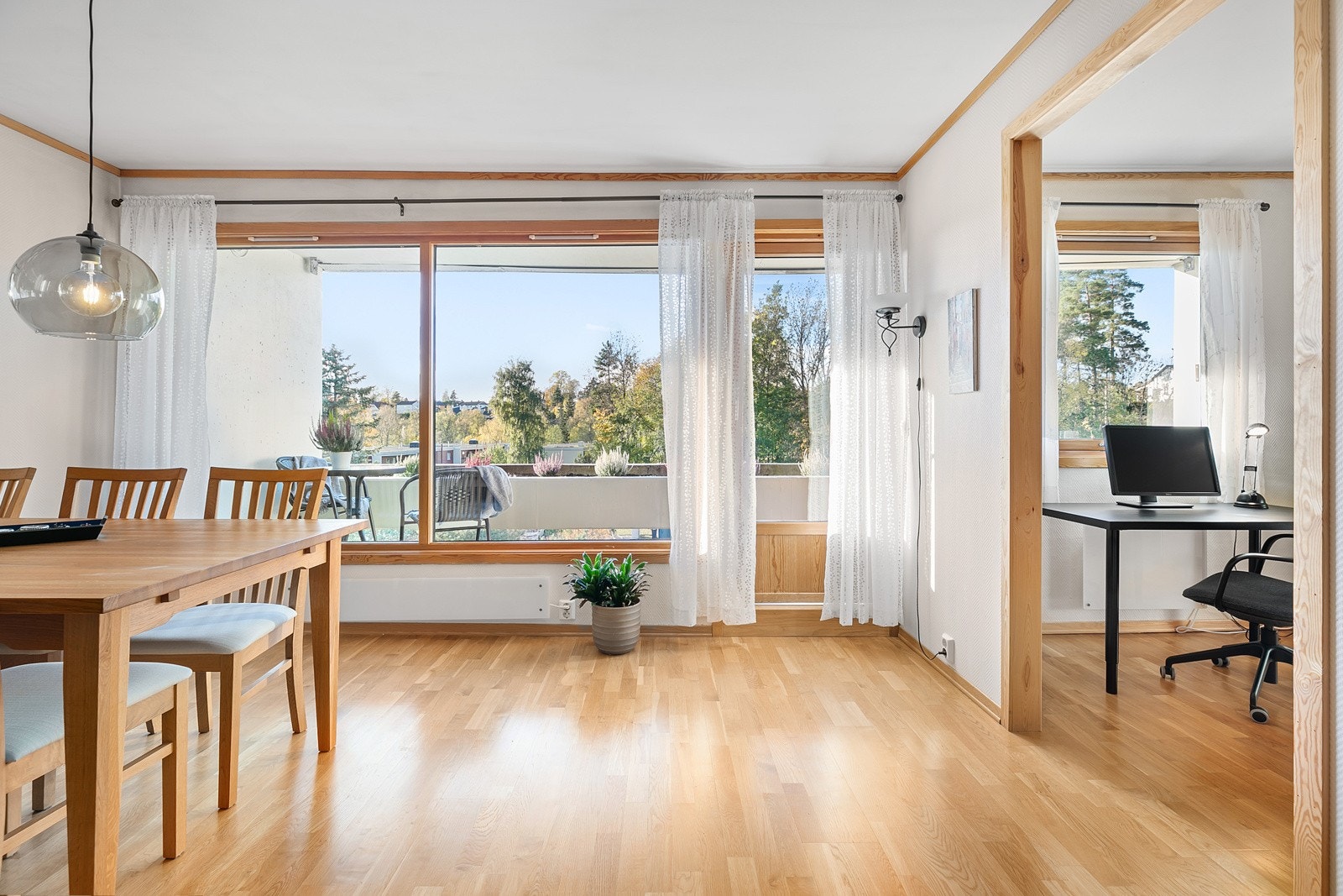Fra stuen er det utgang til den ene av boligens to terrasser Galleribilde