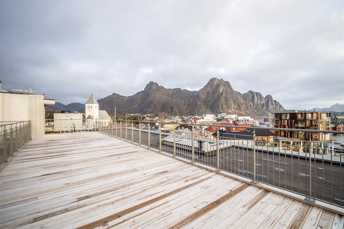 Stor romslig terrasse med ubeskrivelig utsikt Galleribilde