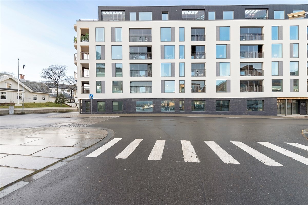 Bygget sett fra torget Galleribilde