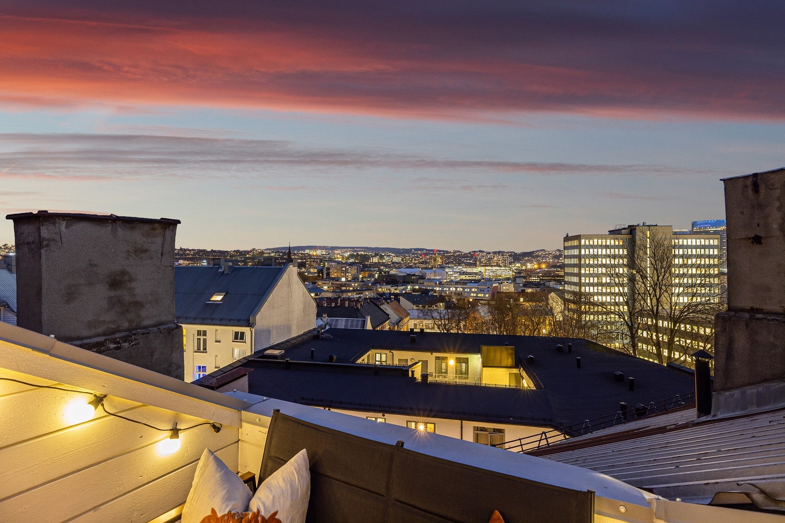 Beliggenheten er "midt i smørøyet" med kun fem minutters gange til St. Hanshaugen via idylliske Damstredet og Telthusbakken, samt få minutters gange til Youngstorget, Vulkan og Grünerløkka Galleribilde