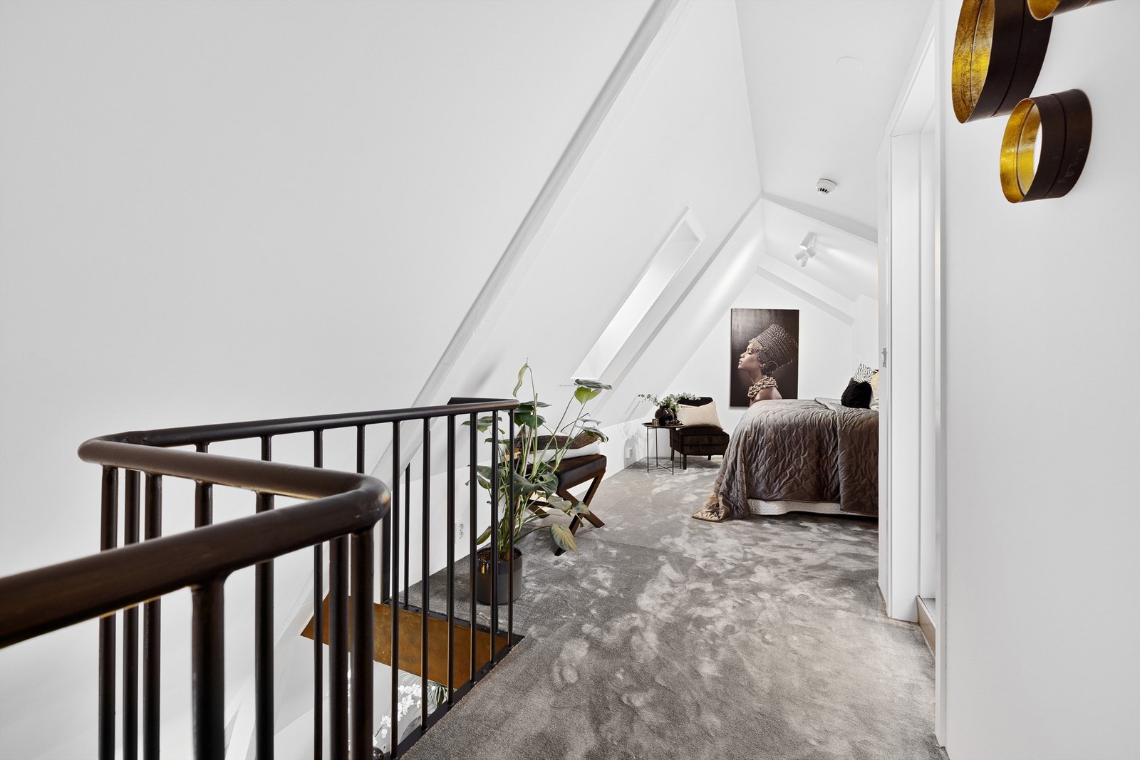 I boligens 2. etasje er det hems (brukes i dag som soverom) og utgang til takterrasse. Deler av rommet er ikke måleverdig areal blant annet grunnet skråtak, etasjen har et gulvareal på 13 kvm Galleribilde