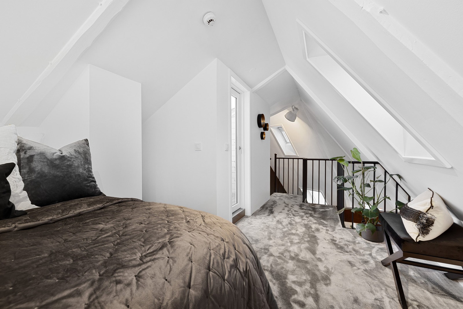 Plass til dobbeltseng, nattbord og garderobeskap. Lunt og behagelig med gulvteppe, nytt oktober 2021 Galleribilde