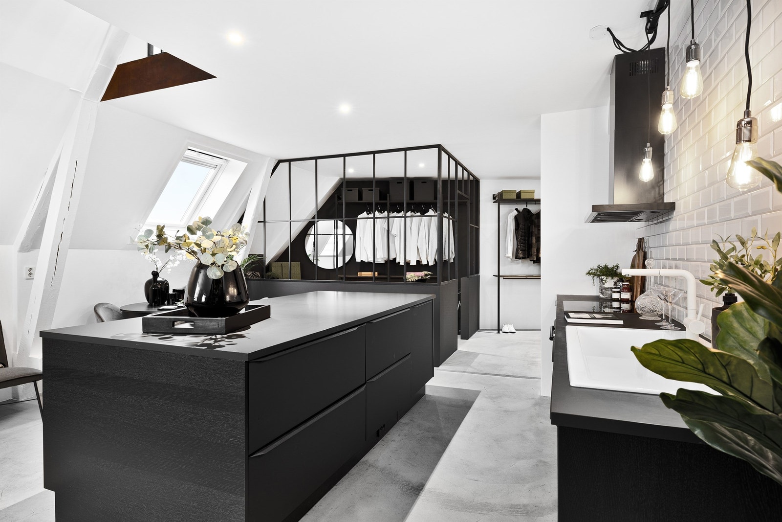 Kjøkkenøy som skaper et sosialt rom Galleribilde