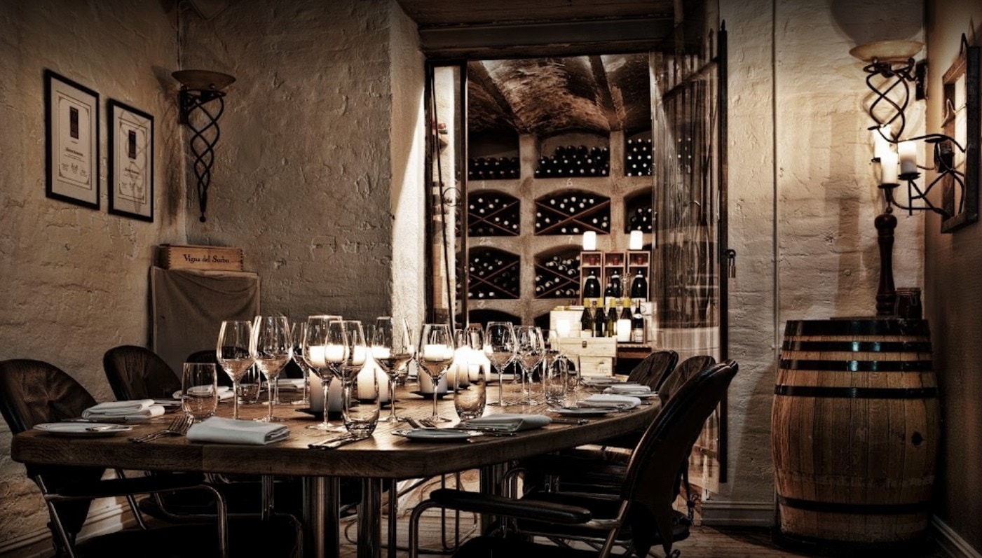 Klosteret Restaurant - Det som var industrilokaler og vaffelbakeri tidlig på 1900-tallet, er i dag en stemningsfull restaurant med kjellerhvelv og levende lys perfekt for vennemiddager, selskaper, forrettningsmiddager eller en middag for to Galleribilde